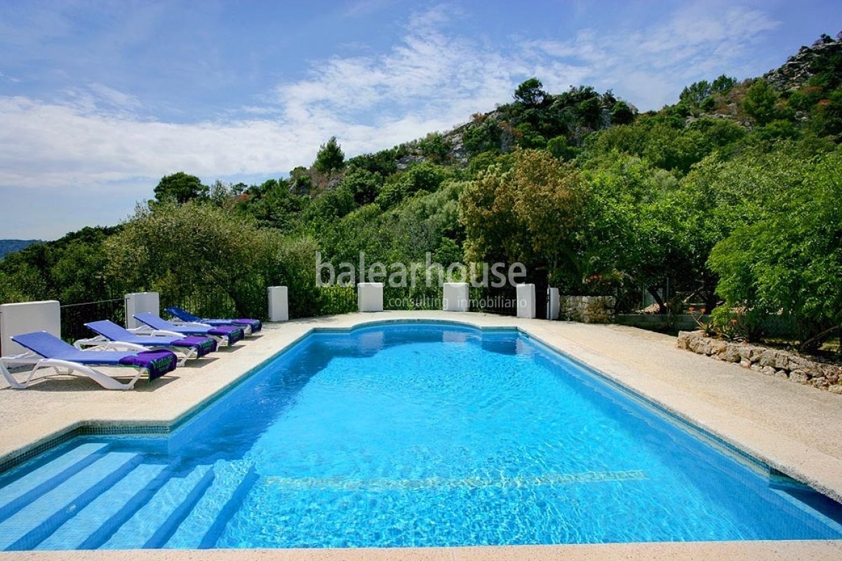 Magnífica finca con extenso terreno, jardines, piscina y terrazas con vistas a un paisaje idílico.