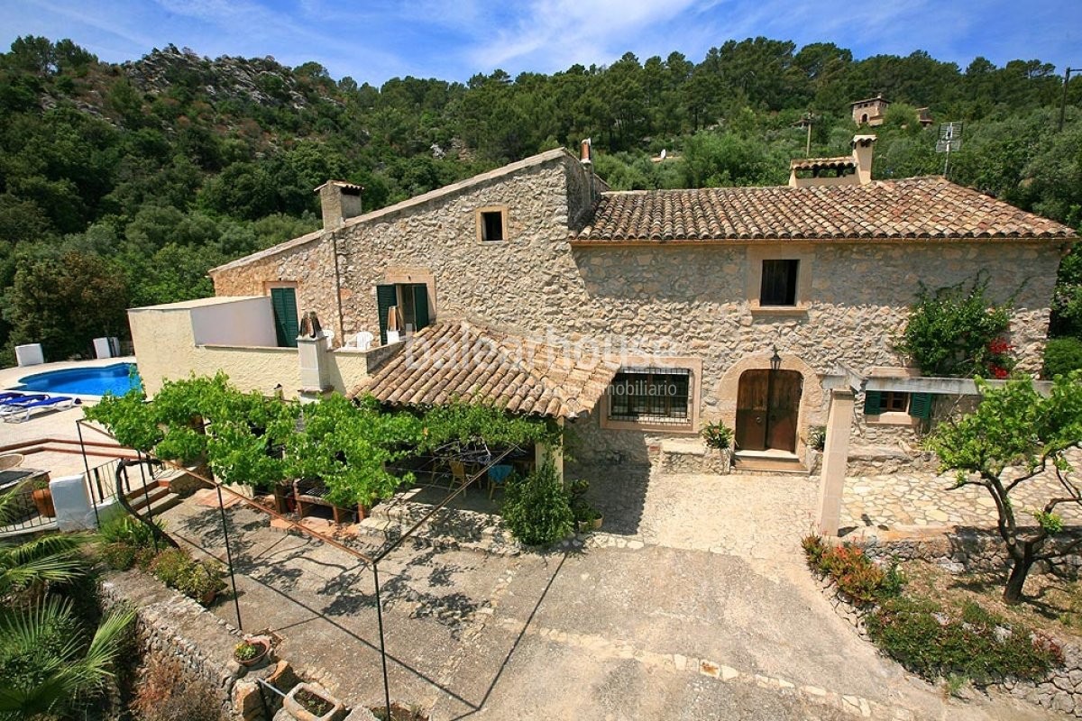 Magnífica finca con extenso terreno, jardines, piscina y terrazas con vistas a un paisaje idílico.