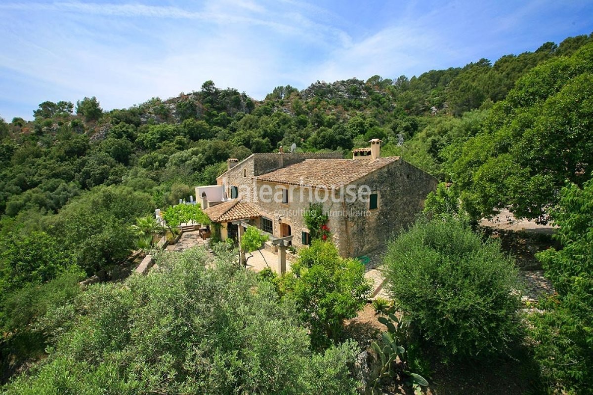 Magnífica finca con extenso terreno, jardines, piscina y terrazas con vistas a un paisaje idílico.