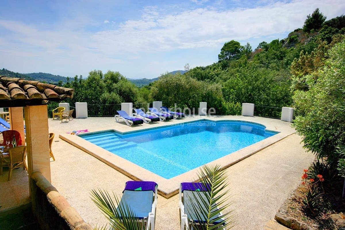 Magnífica finca con extenso terreno, jardines, piscina y terrazas con vistas a un paisaje idílico.