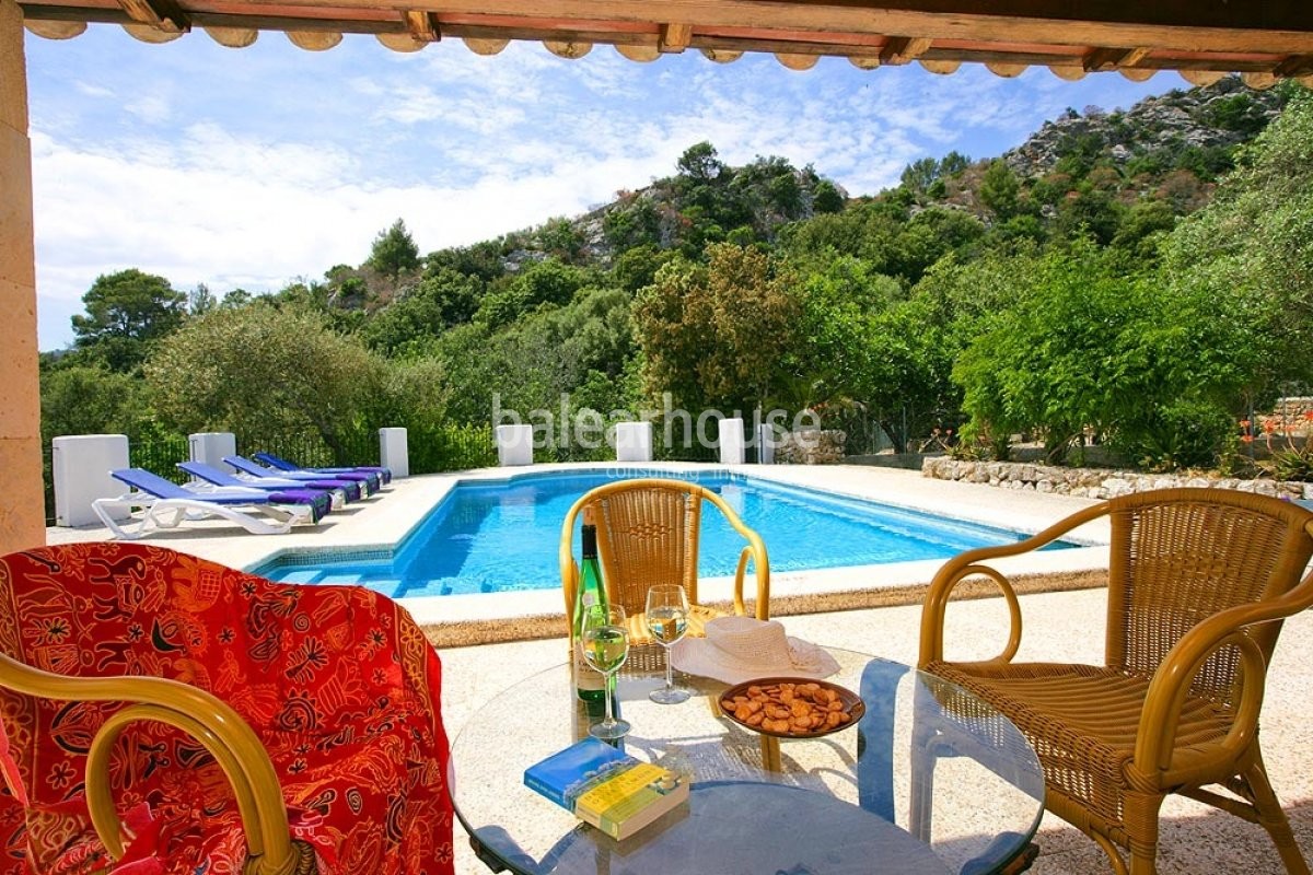 Magnífica finca con extenso terreno, jardines, piscina y terrazas con vistas a un paisaje idílico.