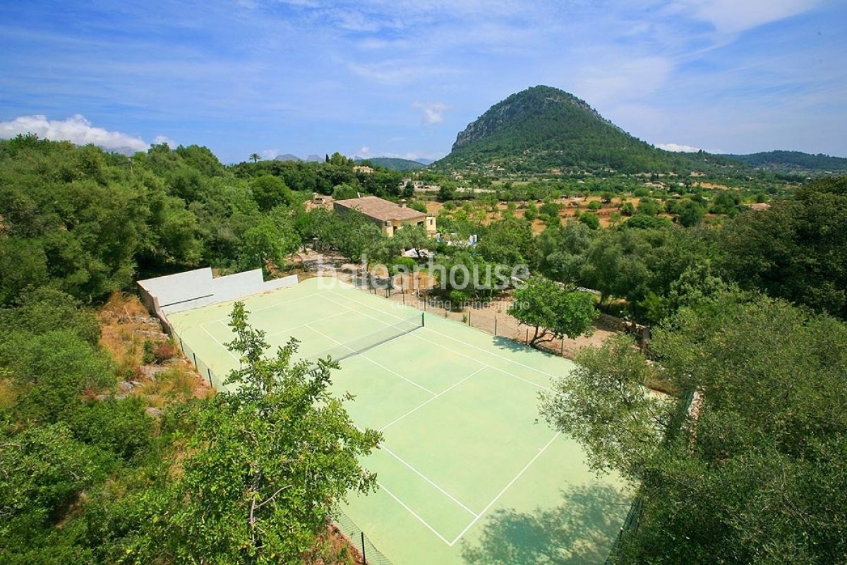 Magnífica finca con extenso terreno, jardines, piscina y terrazas con vistas a un paisaje idílico.