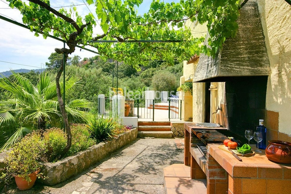 Magnífica finca con extenso terreno, jardines, piscina y terrazas con vistas a un paisaje idílico.