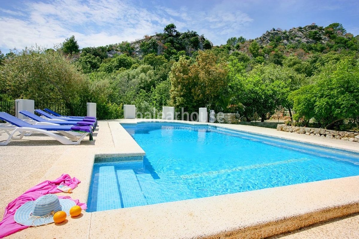 Magnífica finca con extenso terreno, jardines, piscina y terrazas con vistas a un paisaje idílico.