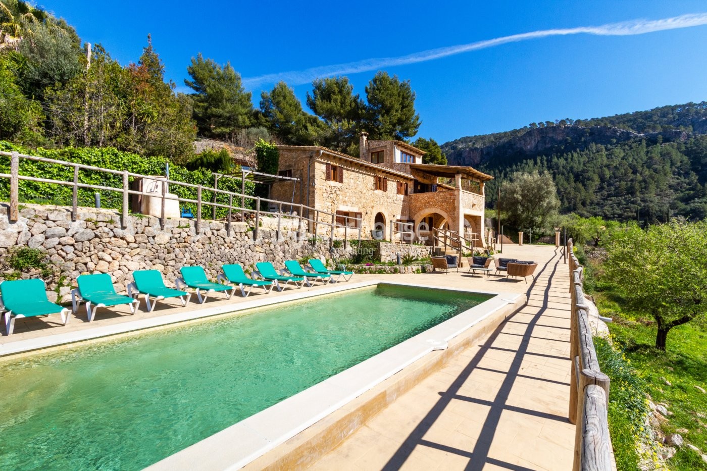 El encanto de lo rústico renovado se une en esta finca a un precioso paisaje de montaña hasta el mar