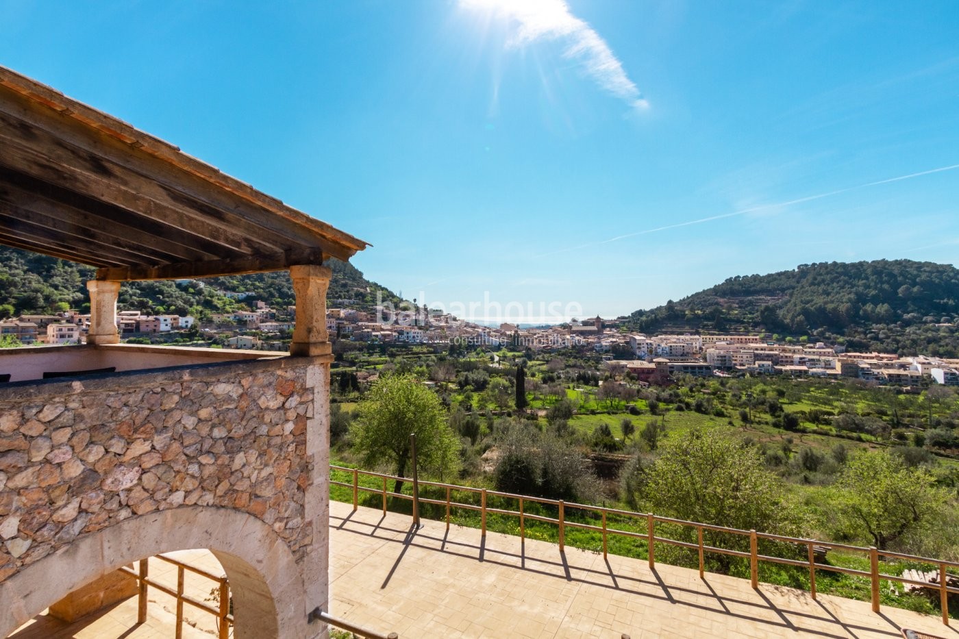 El encanto de lo rústico renovado se une en esta finca a un precioso paisaje de montaña hasta el mar