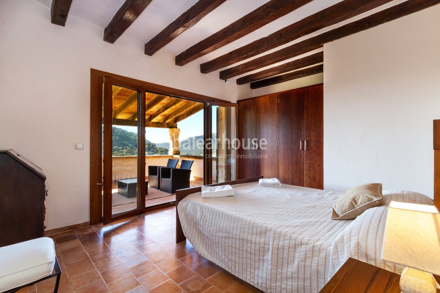 Recently renovated traditional Finca in a spectacular setting with views to the sea.