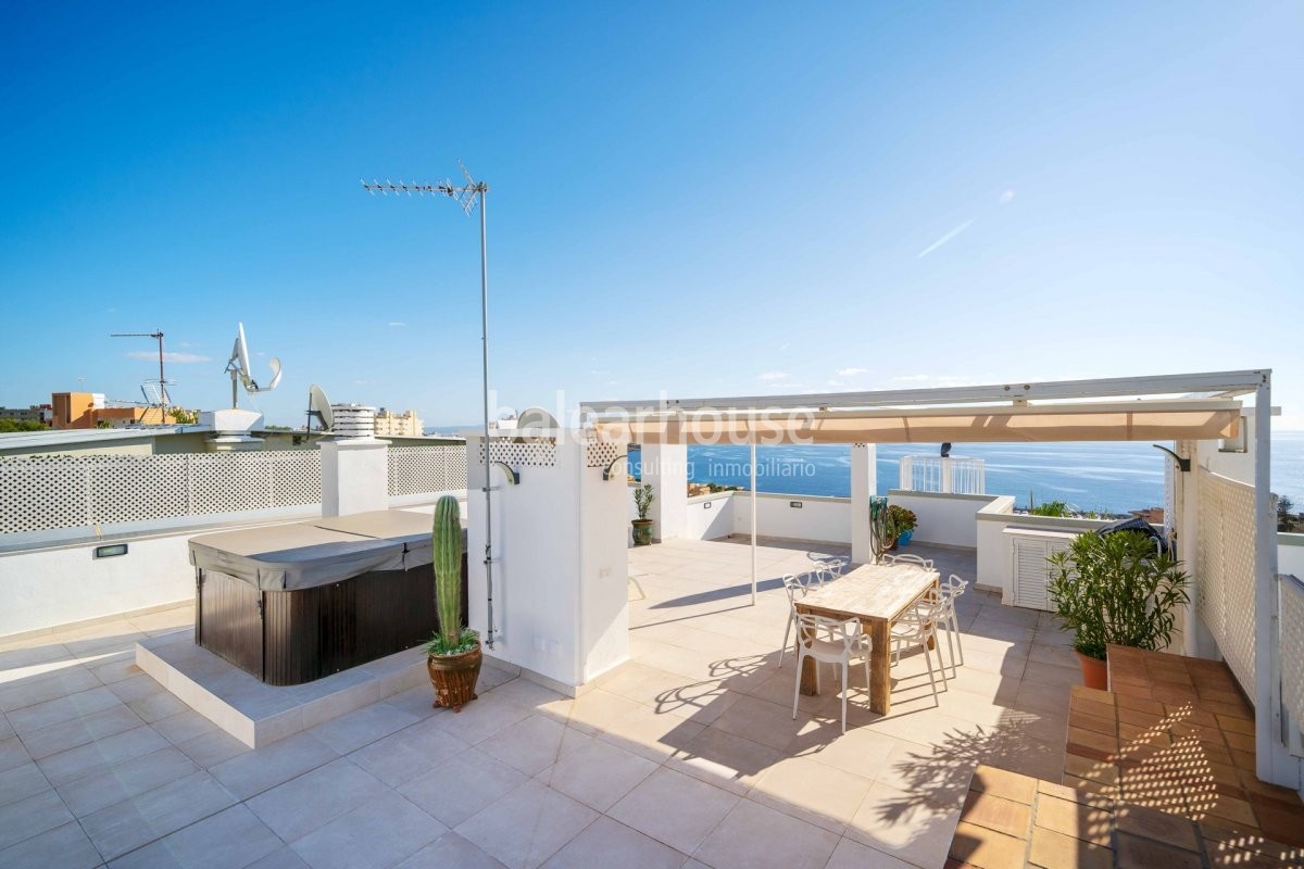 Gran solárium privado y espectaculares vistas al mar desde este ático ubicado en San Agustín.