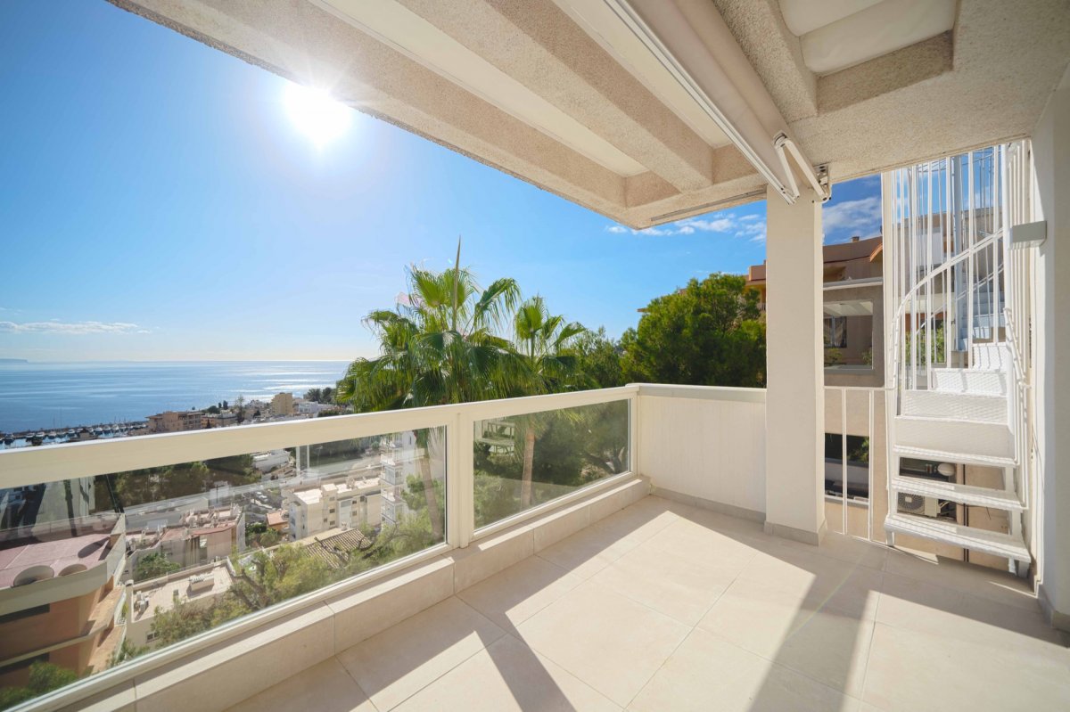 Large private rooftop terrace and spectacular sea views from this penthouse located in San Agustin.