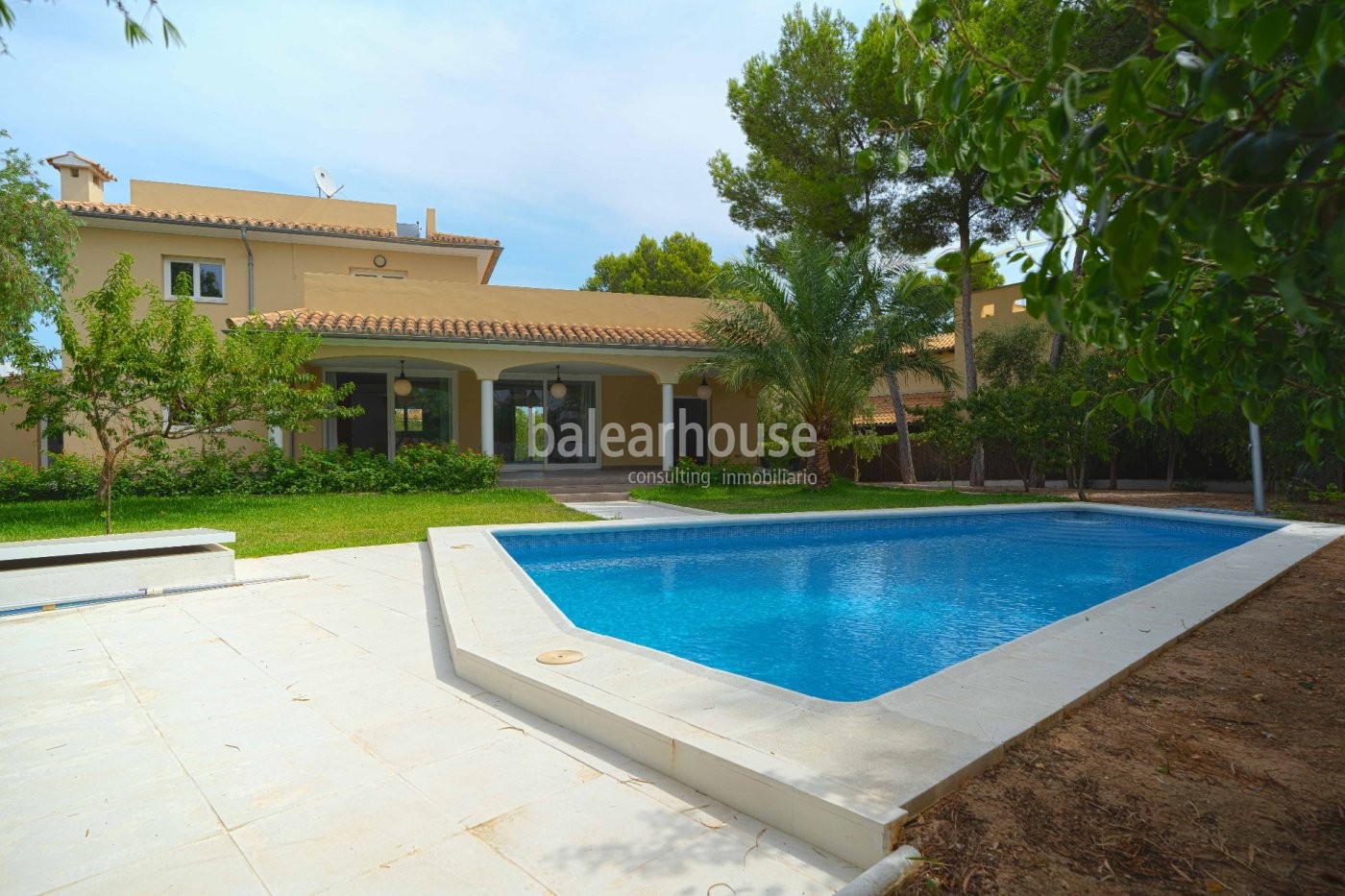 Entzückende mediterrane Villa mit Pool, Terrassen, Garten und Meerblick
