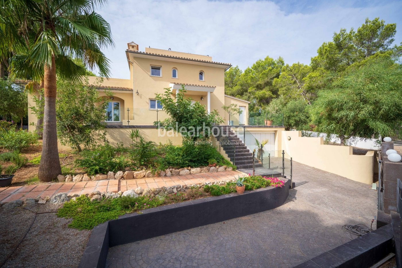 Entzückende mediterrane Villa mit Pool, Terrassen, Garten und Meerblick