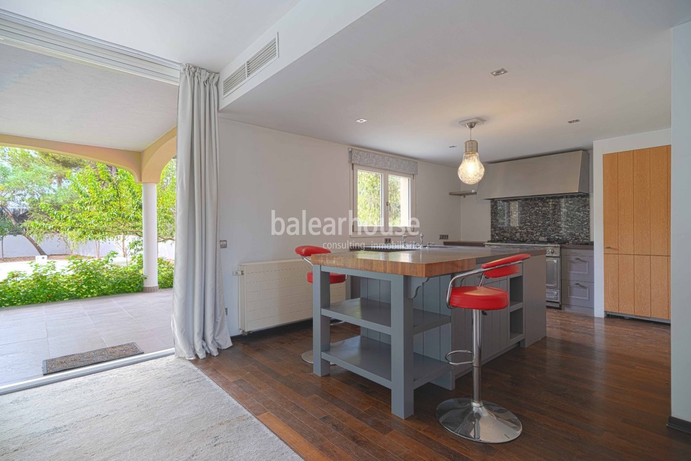 Entzückende mediterrane Villa mit Pool, Terrassen, Garten und Meerblick