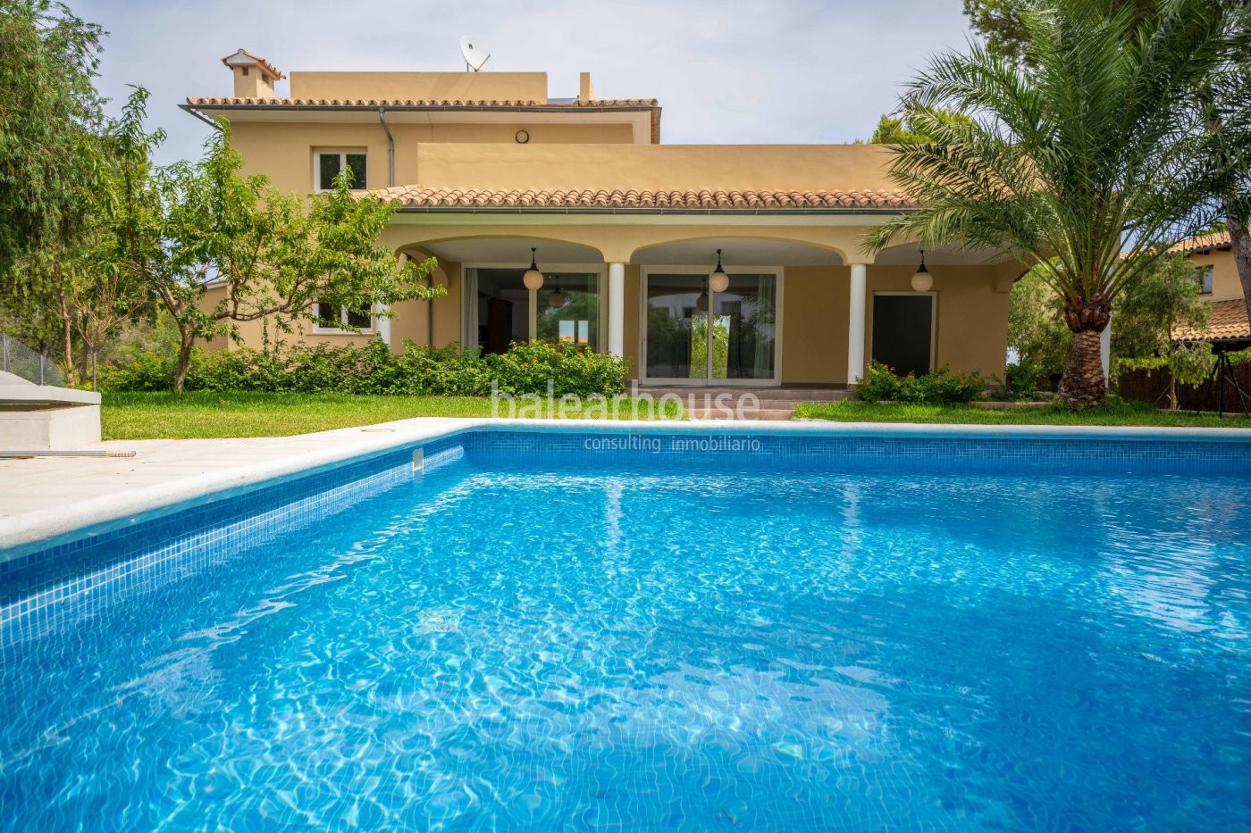 Encantador chalet mediterráneo desde donde ver el mar con piscina, terrazas y jardín