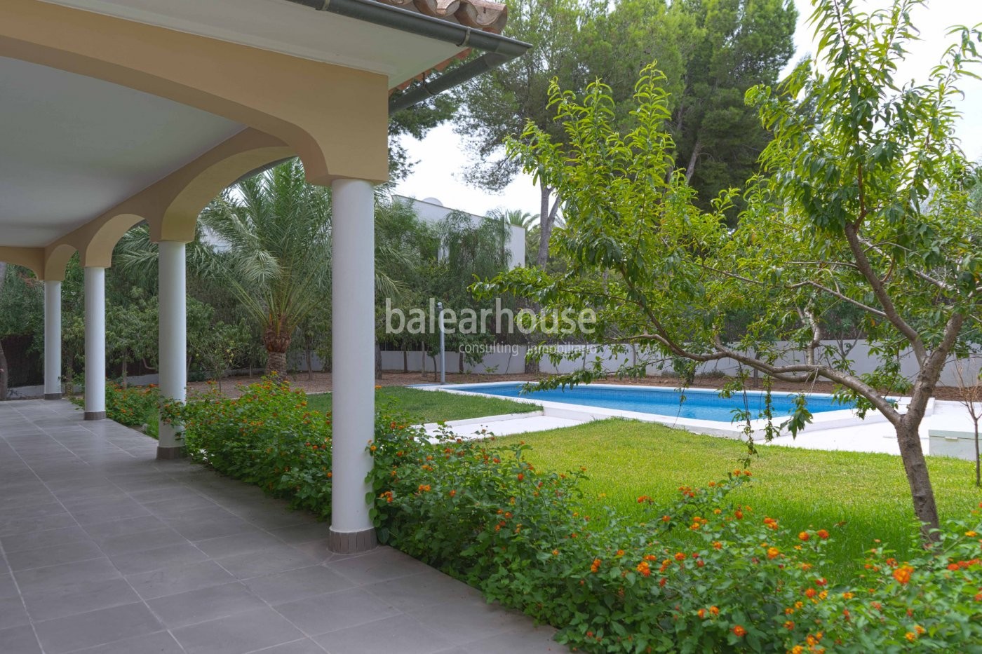 Entzückende mediterrane Villa mit Pool, Terrassen, Garten und Meerblick