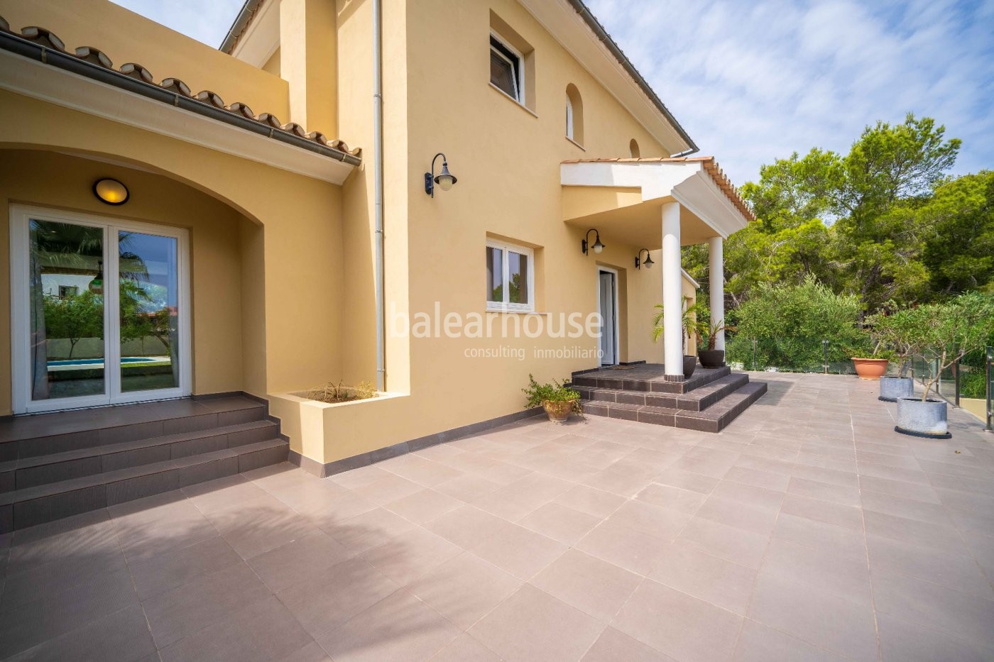 Entzückende mediterrane Villa mit Pool, Terrassen, Garten und Meerblick