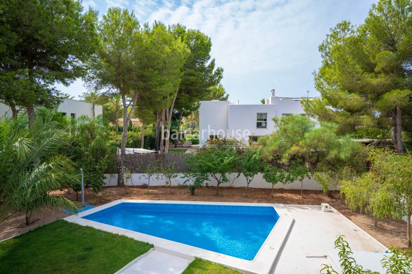 Encantador chalet mediterráneo desde donde ver el mar con piscina, terrazas y jardín