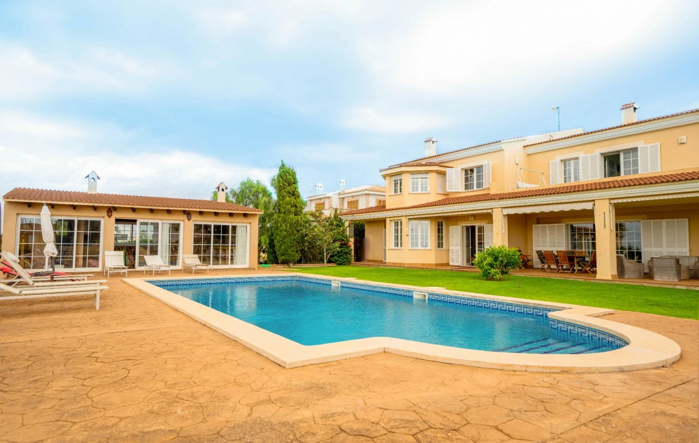 Gran villa con vistas al mar en Cabo Blanco rodeada de unos fabulosos exteriores de jardín y piscina