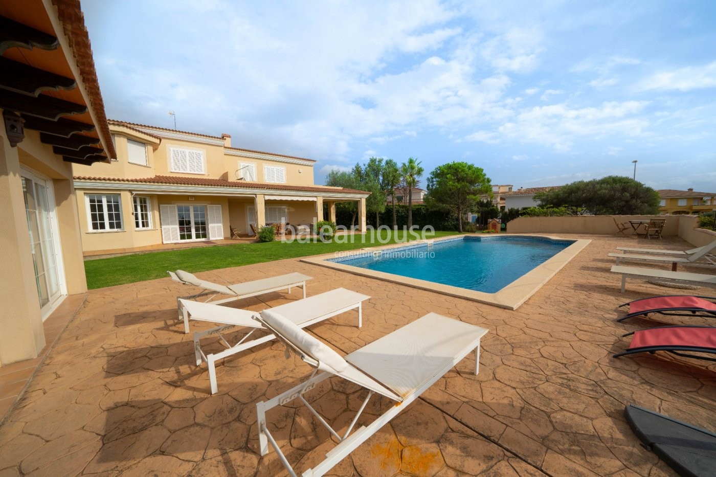 Gran villa con vistas al mar en Cabo Blanco rodeada de unos fabulosos exteriores de jardín y piscina