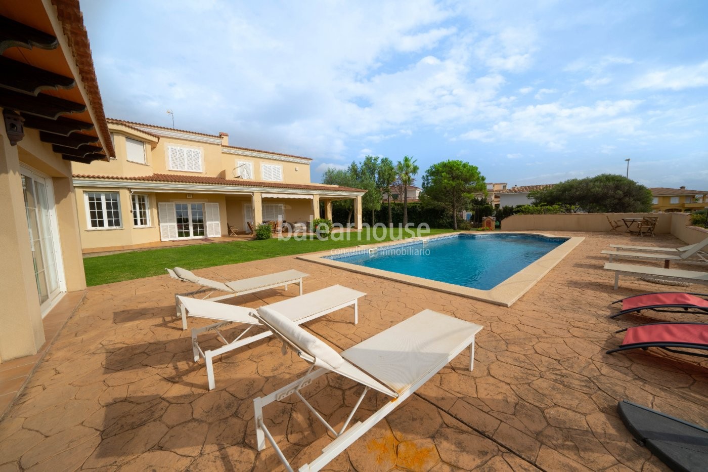 Große Villa mit Meerblick in Cabo Blanco, umgeben von einem herrlichen Garten und einem Pool