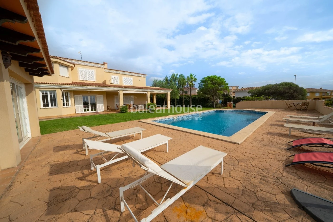 Gran villa con vistas al mar en Cabo Blanco rodeada de unos fabulosos exteriores de jardín y piscina
