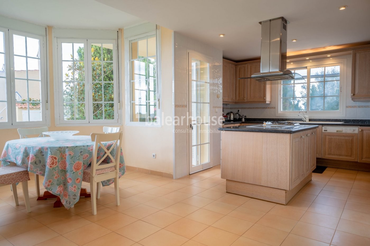 Gran villa con vistas al mar en Cabo Blanco rodeada de unos fabulosos exteriores de jardín y piscina