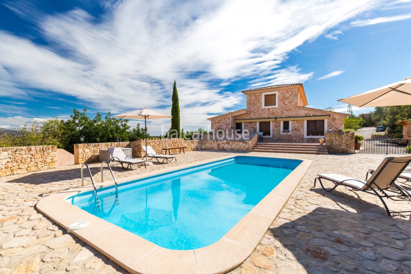 Espléndida finca rústica en Santa Eugenia que aúna tradición mallorquina y modernidad.