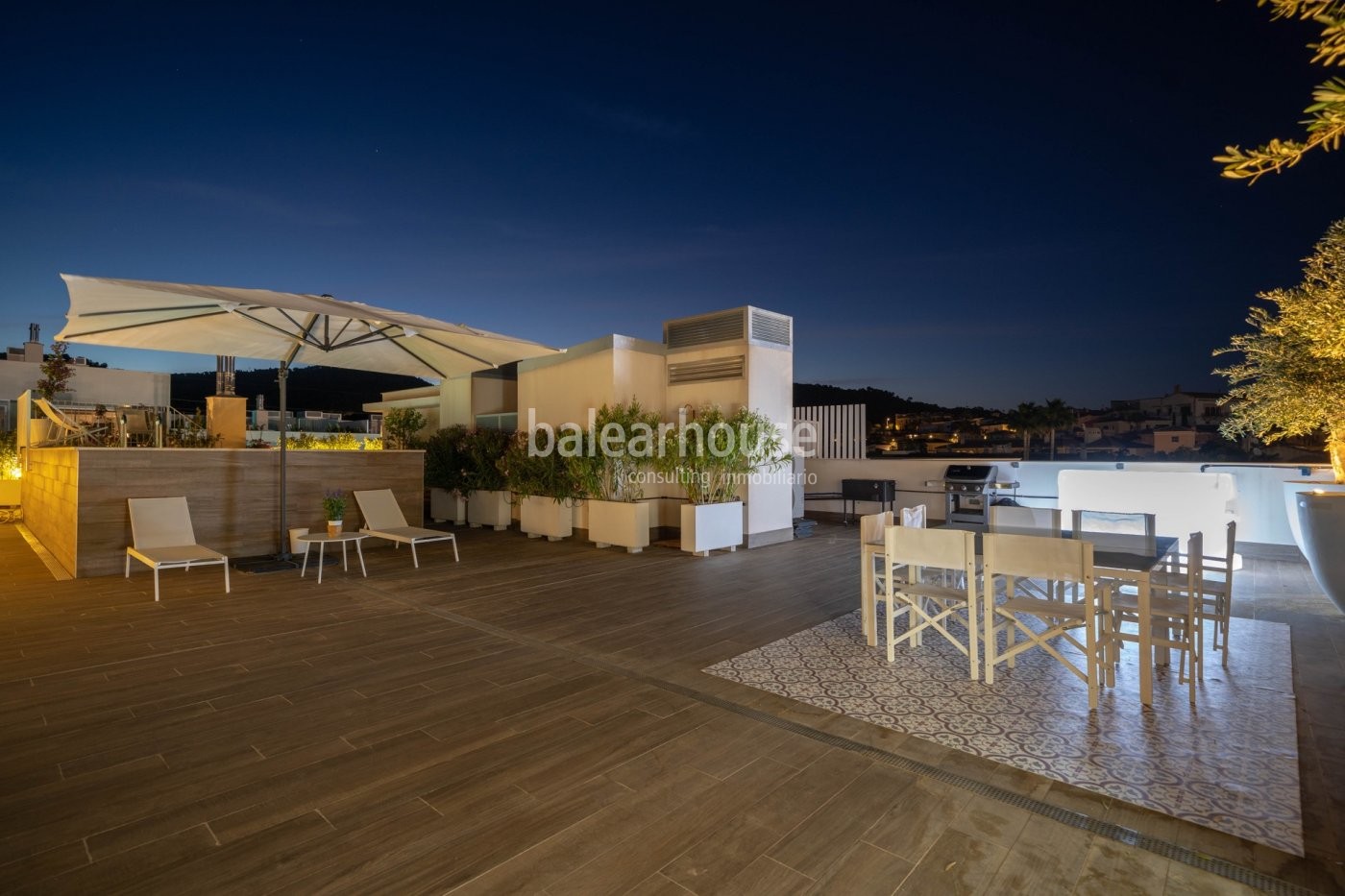Spectacular south facing penthouse in Palma, with high qualities, large private solarium and pool.