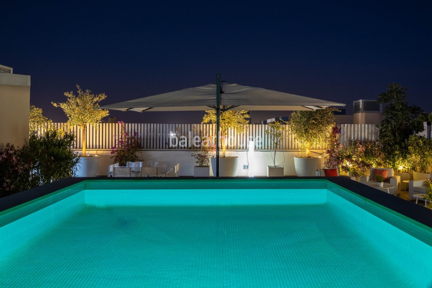 Espectacular ático en Palma orientado al sur, con altas calidades, gran solárium y piscina privados