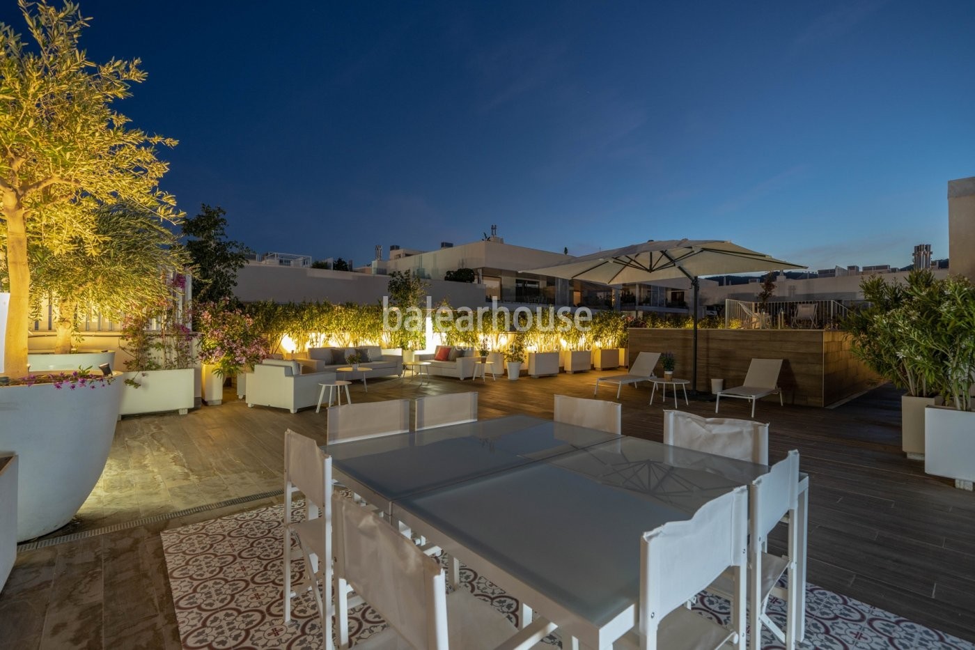 Spectacular south facing penthouse in Palma, with high qualities, large private solarium and pool.