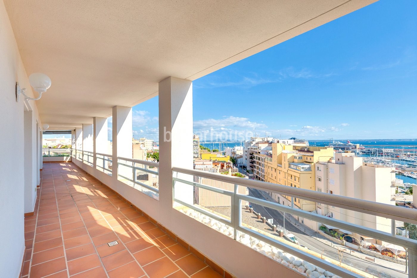 Amplio piso, moderno y bañado de gran entrada de luz natural en el excepcional enclave de el Terreno
