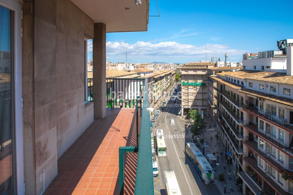 Luz y calidad con exclusivas vistas de la ciudad en este amplio apartamento en pleno Jaime III.