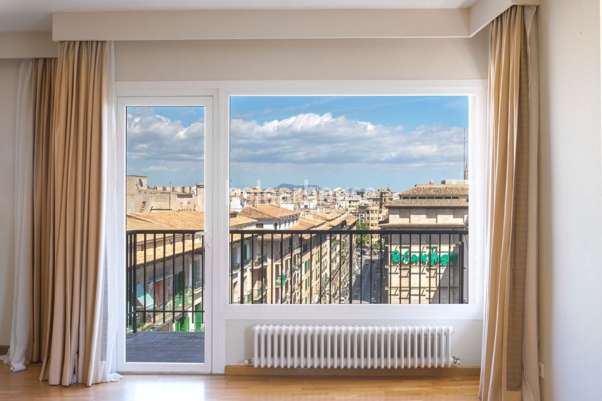 Light and quality with exclusive views of the city in this spacious apartment in the heart of Jaime