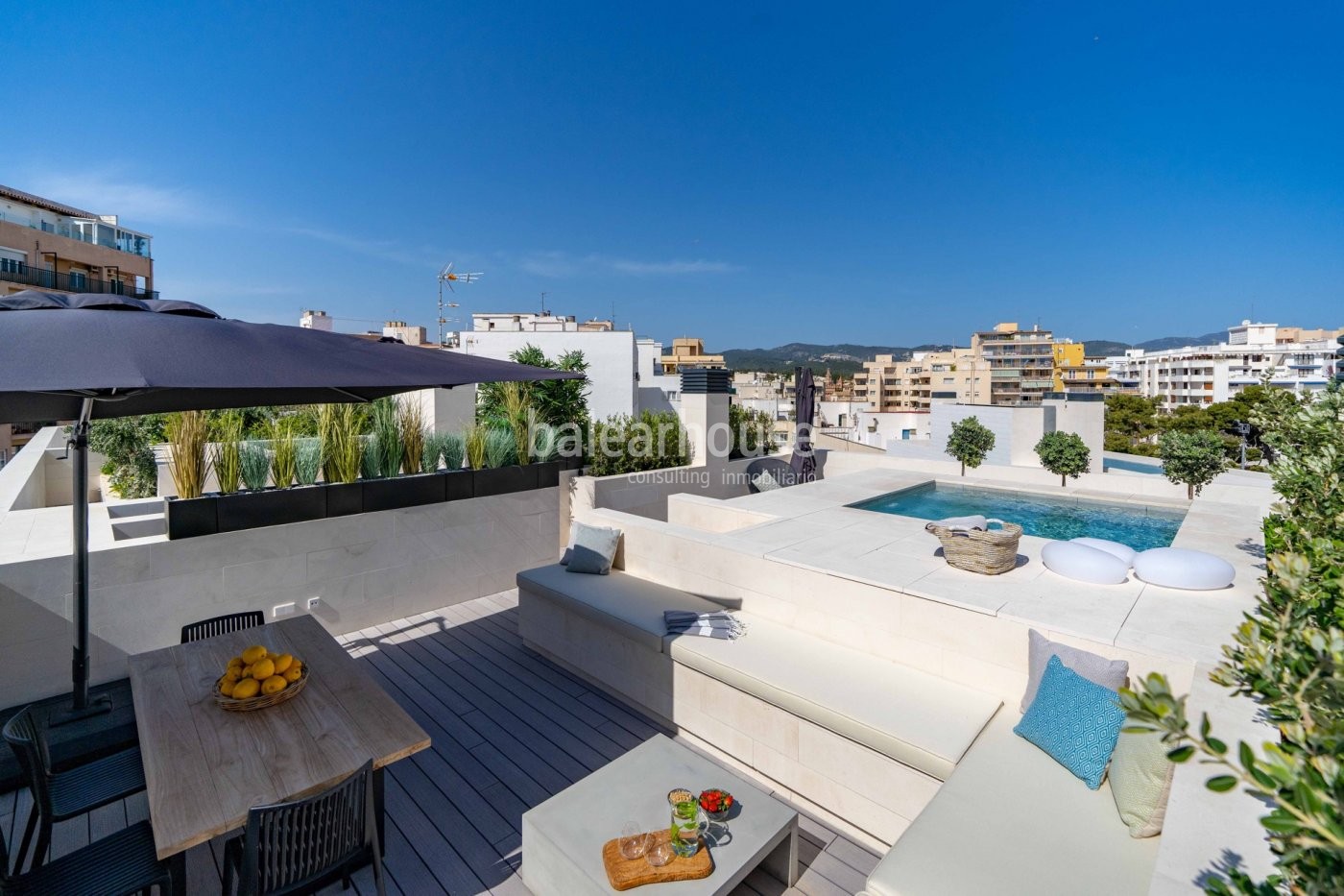 Ático moderno en Palma orientado al sur con solárium, piscina privada y vistas hasta el mar