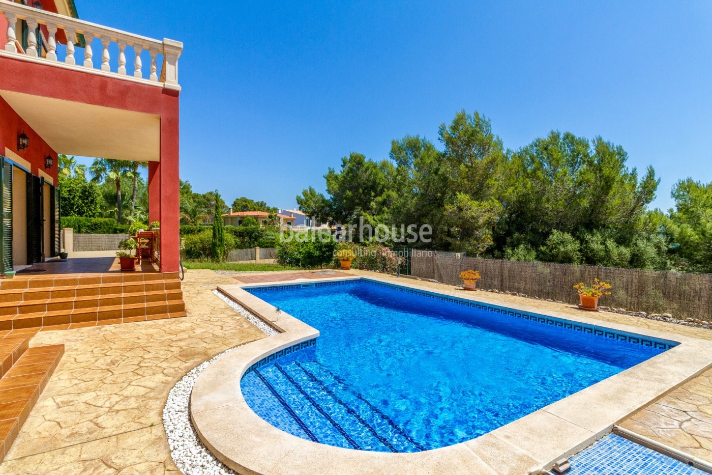 Lovely villa with private pool and partial sea views