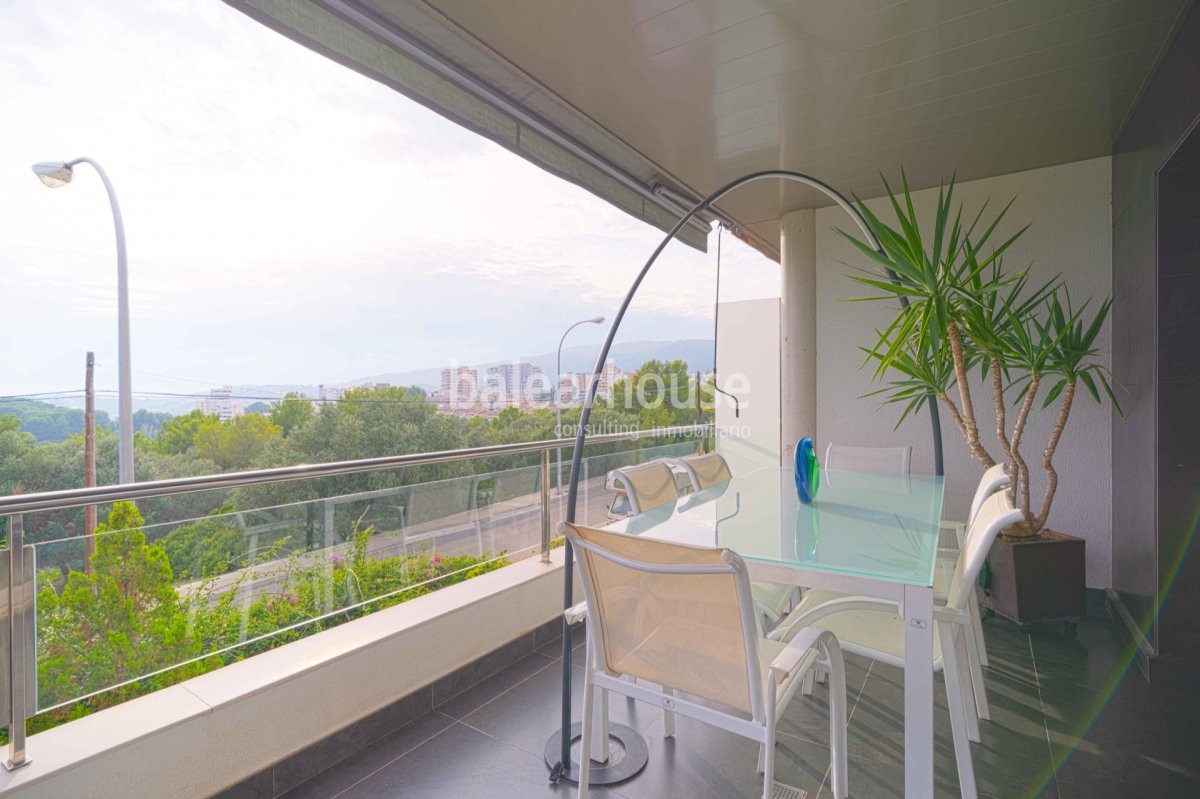 Modernos y cálidos interiores en este piso con vistas hasta el mar en la Bonanova.