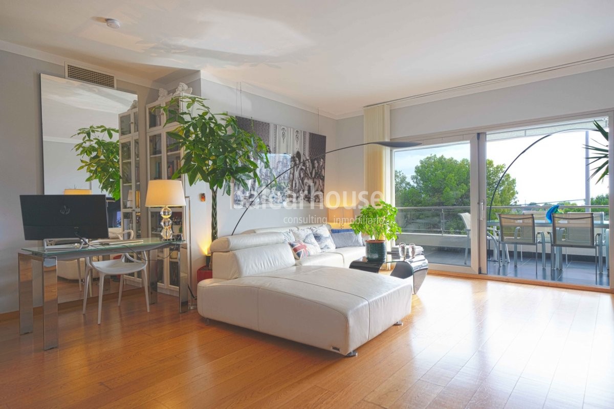 Modernos y cálidos interiores en este piso con vistas hasta el mar en la Bonanova.