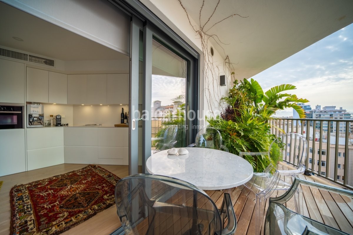 Distribución abierta y llena de luz en este moderno piso ubicado en la zona centro de Palma.