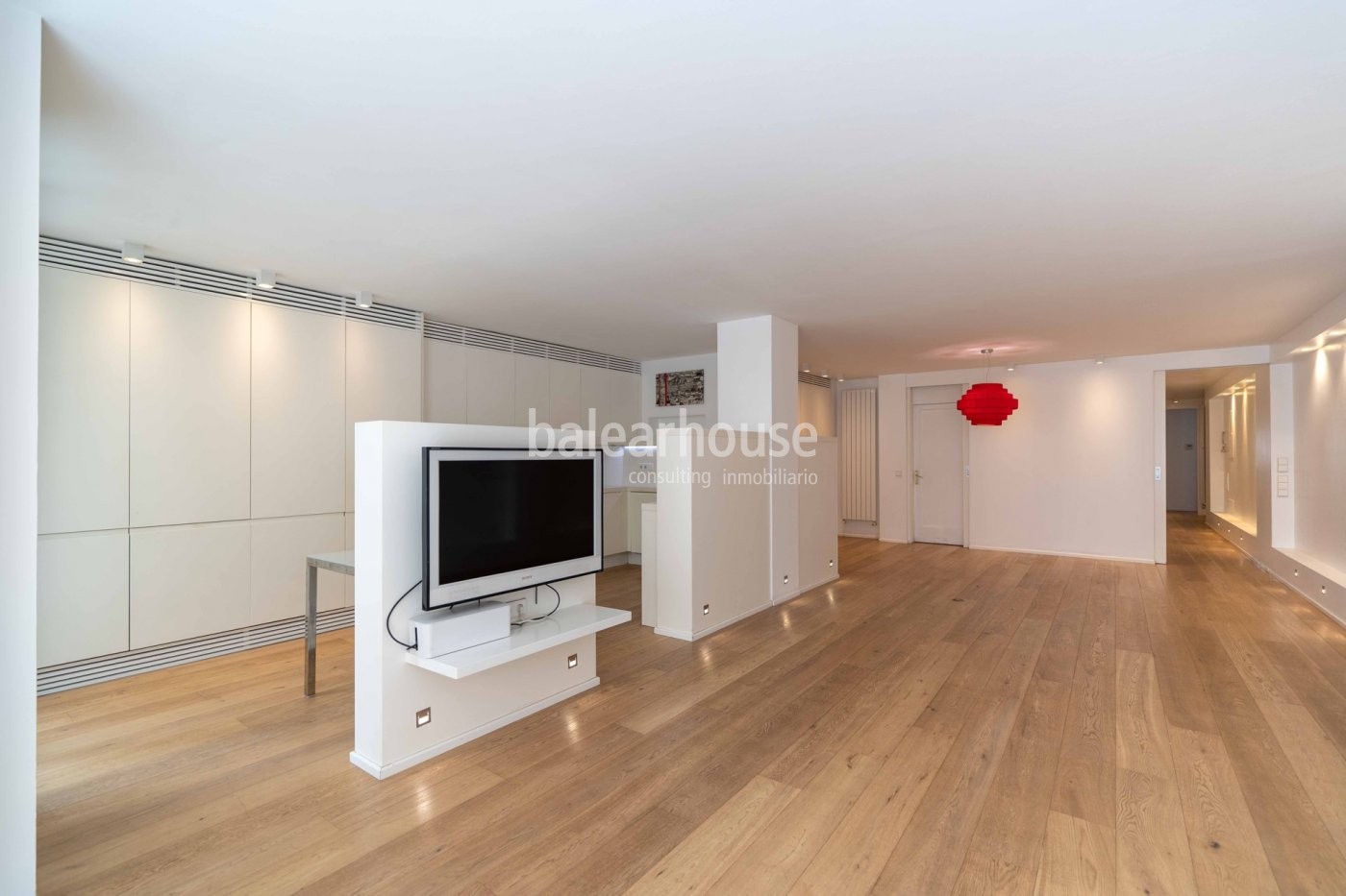 Contemporary style and comfort on offer at this spacious and comfortable central Palma apartment.