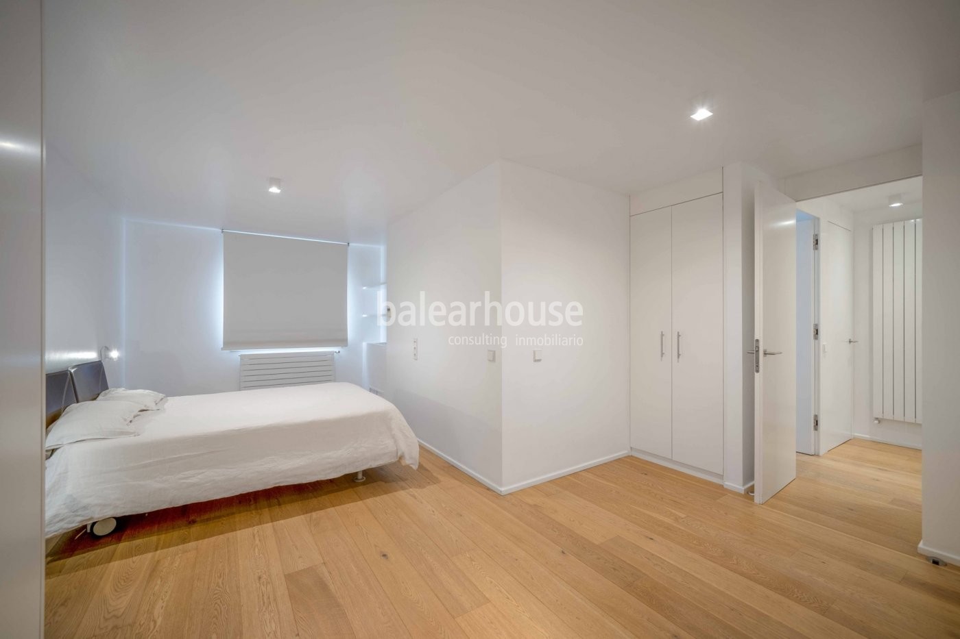 Contemporary style and comfort on offer at this spacious and comfortable central Palma apartment.