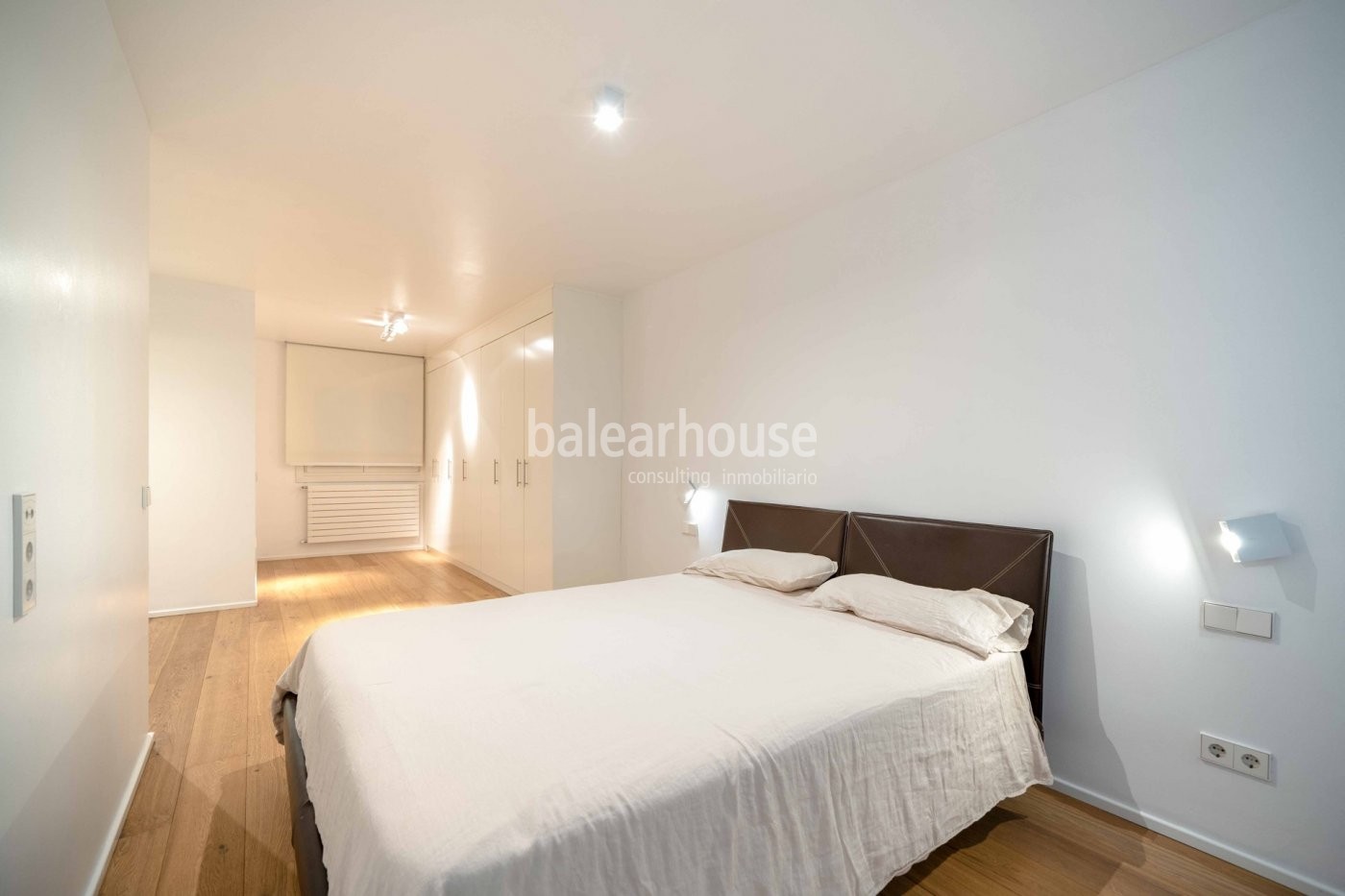 Contemporary style and comfort on offer at this spacious and comfortable central Palma apartment.