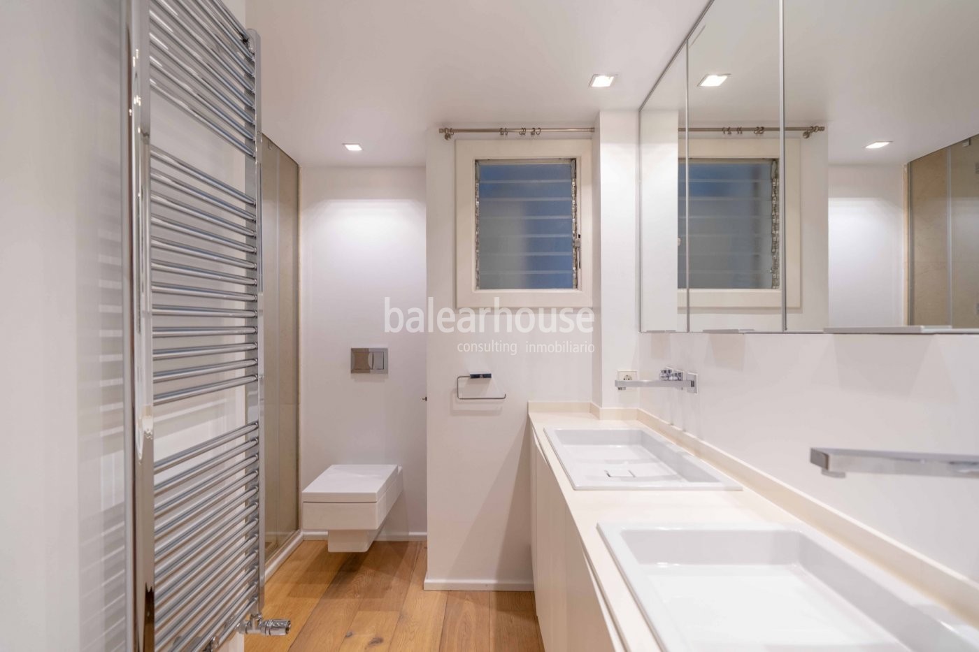 Contemporary style and comfort on offer at this spacious and comfortable central Palma apartment.