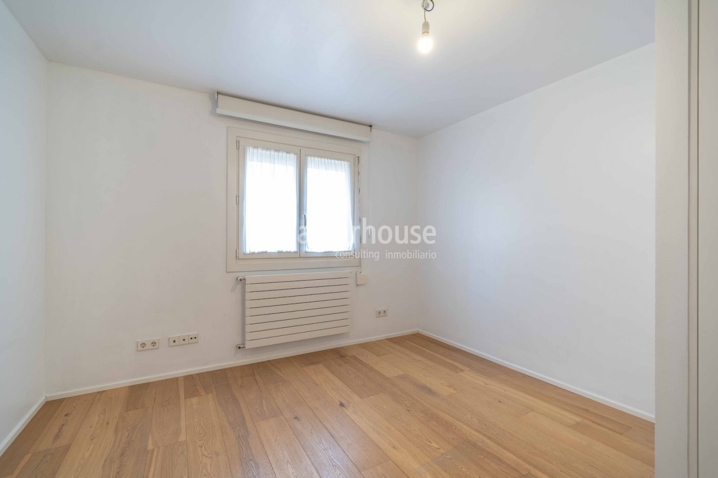 Contemporary style and comfort on offer at this spacious and comfortable central Palma apartment.