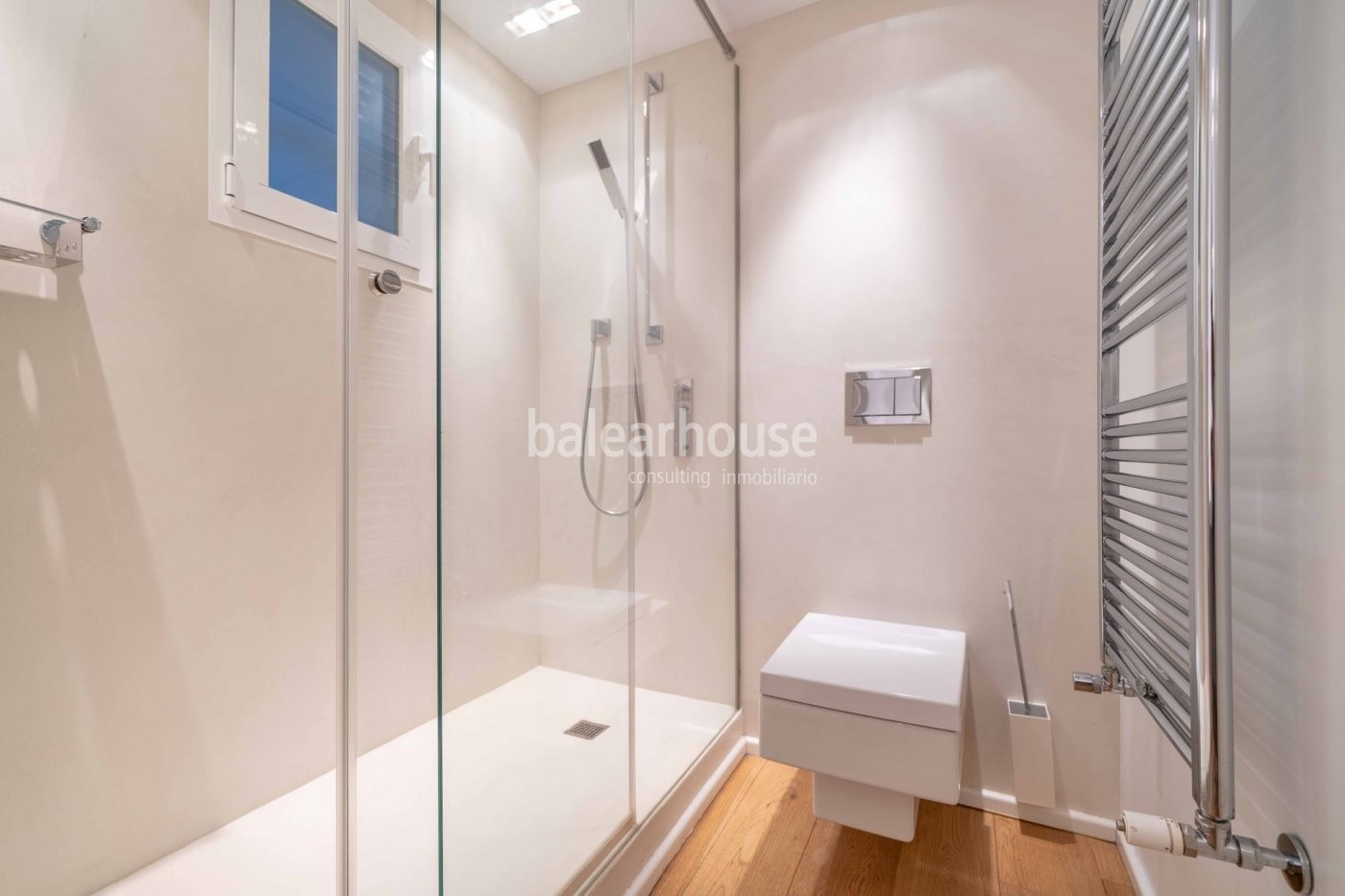 Contemporary style and comfort on offer at this spacious and comfortable central Palma apartment.