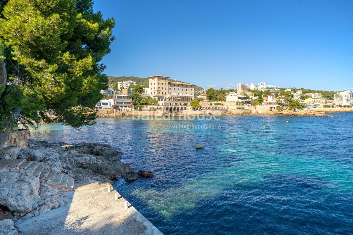 Fantástico apartamento frente al mar con terraza, piscina y acceso directo a la playa.