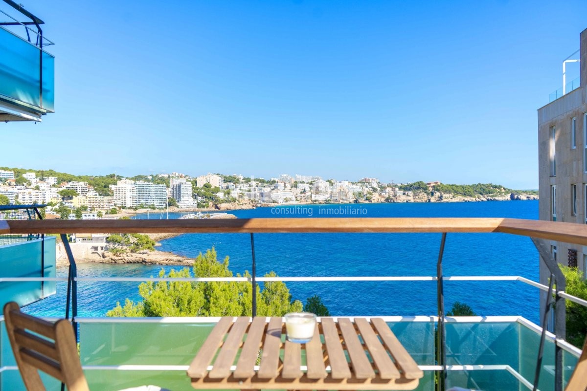 Fantástico apartamento frente al mar con terraza, piscina y acceso directo a la playa.