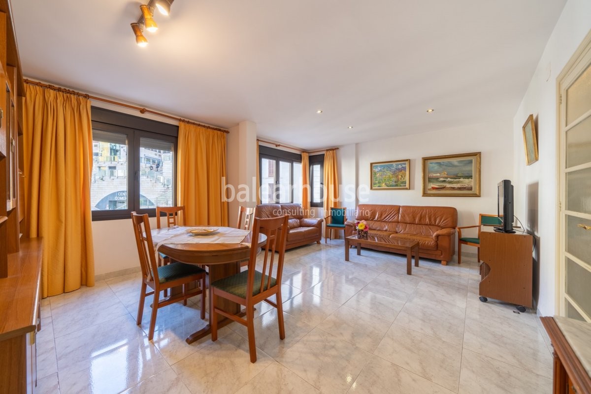 Luminoso piso con orientación sur que se asoma a una de las mejores zonas del centro de Palma.