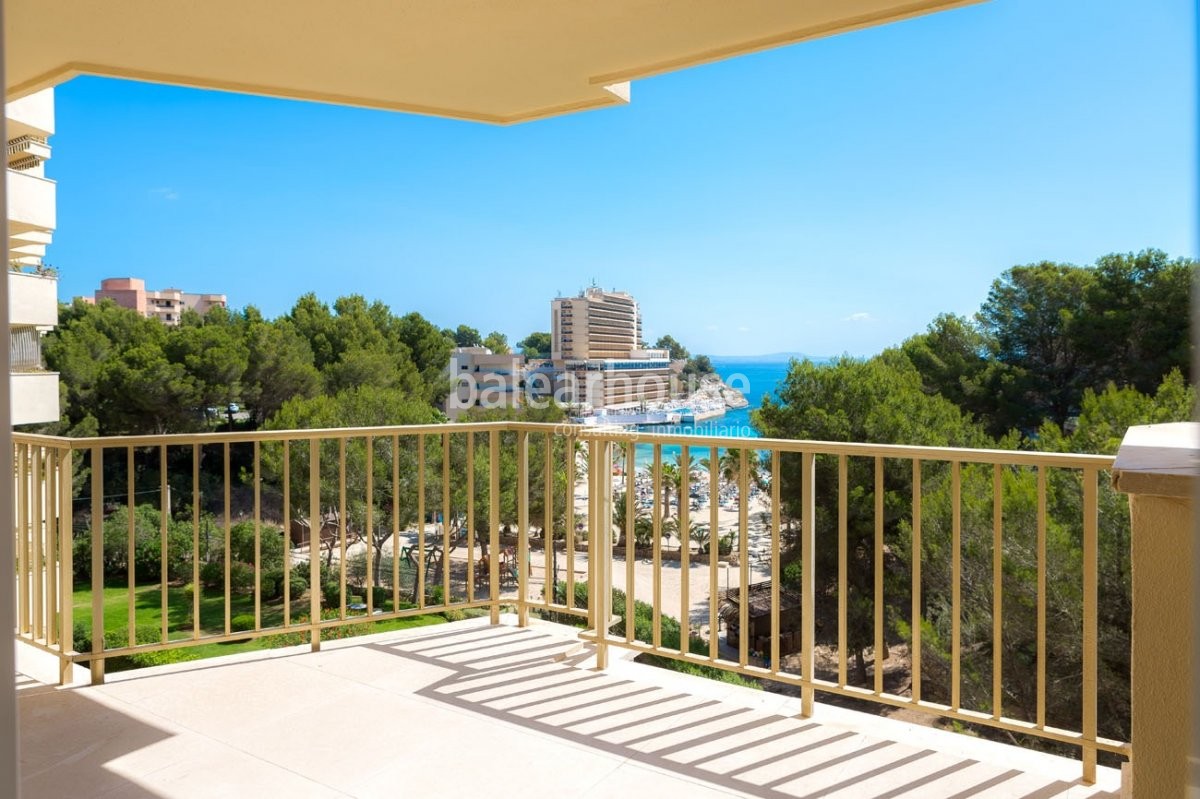 Renovado apartamento con fantásticos interiores llenos de luz en primera línea de mar.