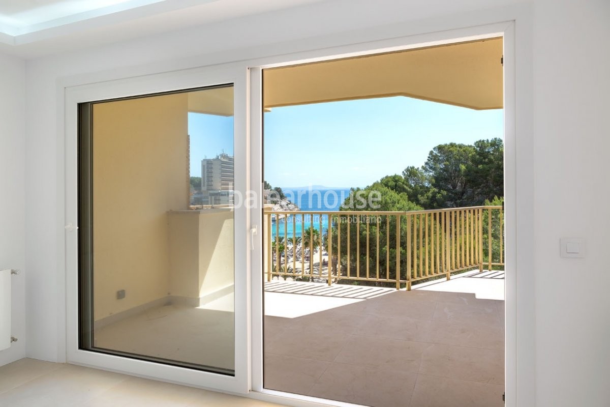 Renovated fist line  apartment with direct access to the beach of Cala Vinyes.