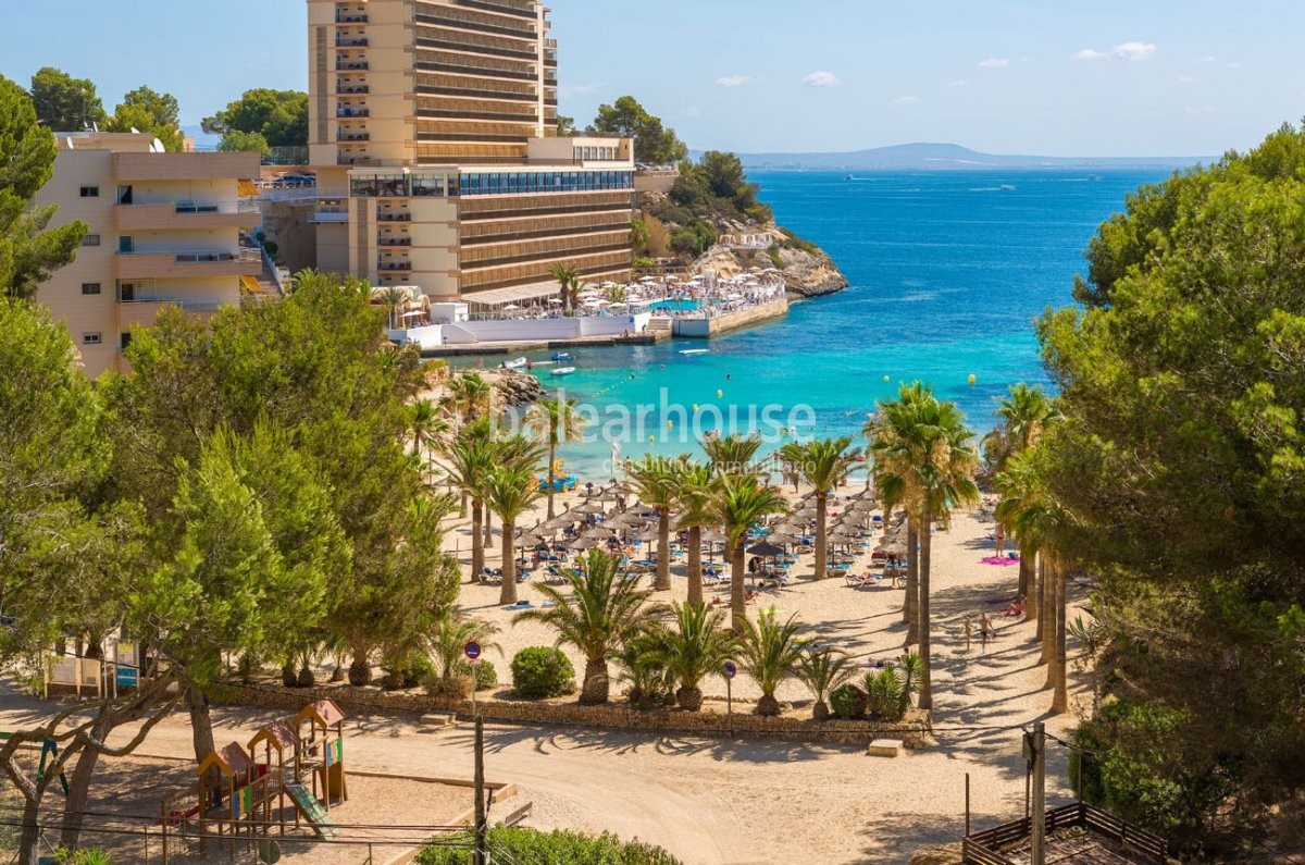 Renovado apartamento con fantásticos interiores llenos de luz en primera línea de mar.