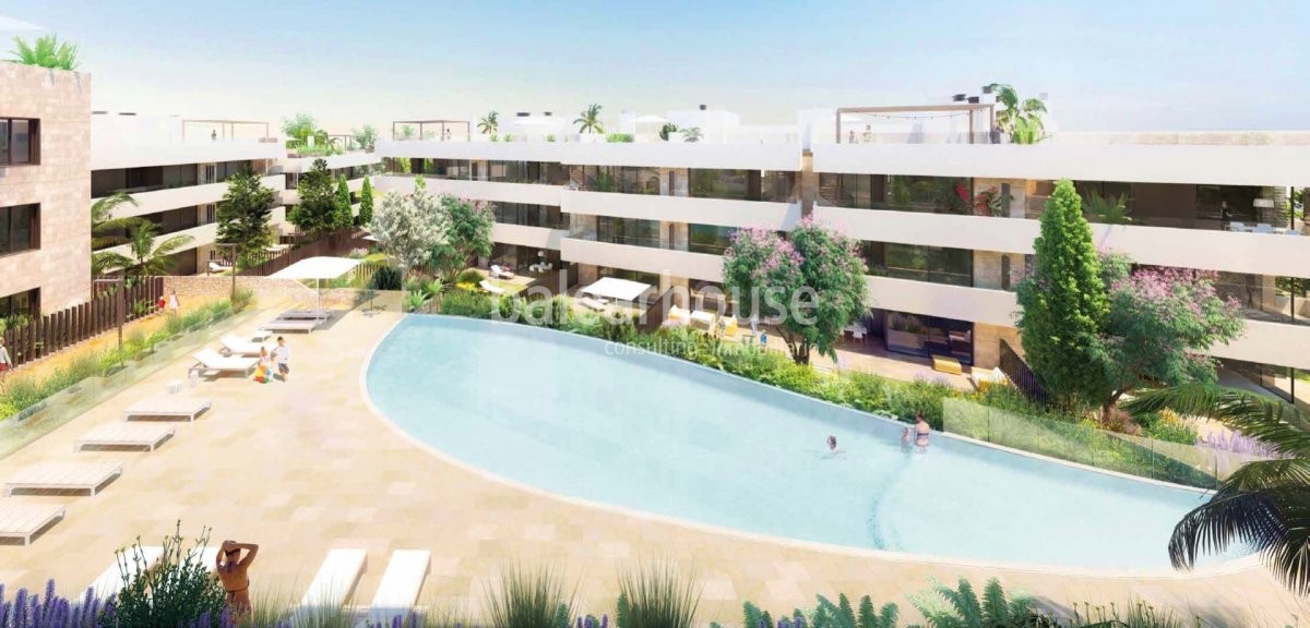 Viviendas de obra nueva junto al golf en Palma dentro de un cuidado complejo con piscina y jardines.
